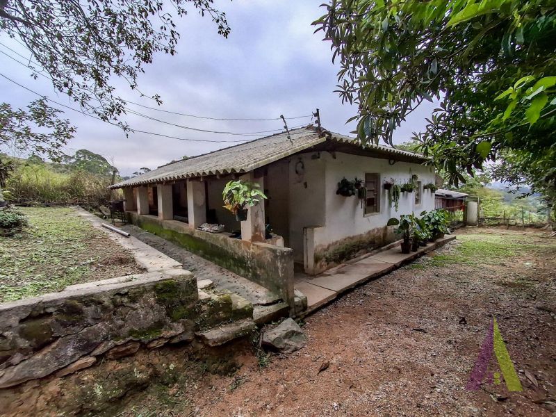 Terreno com uma casa antiga próxima ao roteiro do vinho de São Roque!