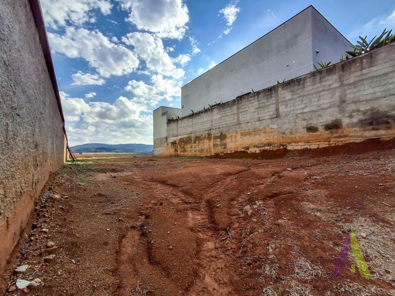 Terreno plano em condomínio fechado em São Roque!