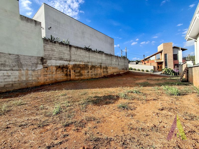 Terreno plano em condomínio fechado em São Roque!