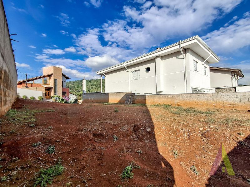 Terreno plano em condomínio fechado em São Roque!