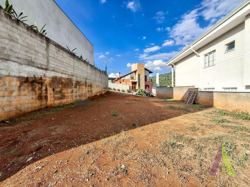 Terreno plano em condomínio fechado em São Roque!