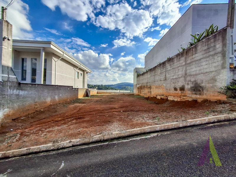 Terreno plano em condomínio fechado em São Roque!