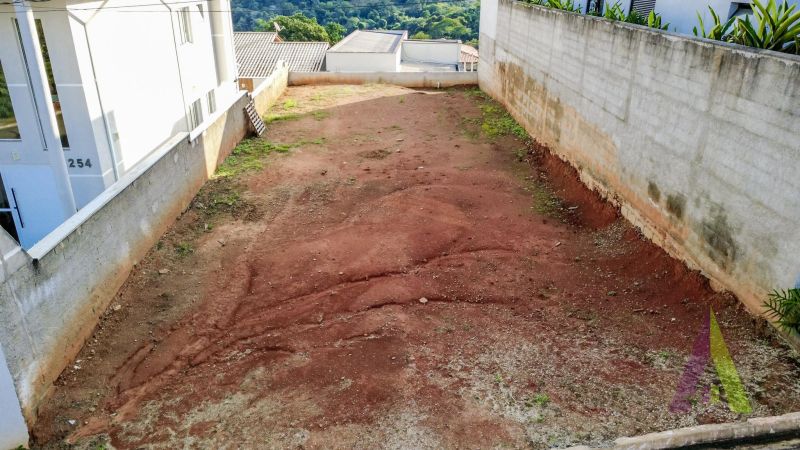 Terreno plano em condomínio fechado em São Roque!