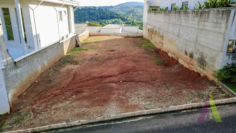 Terreno plano em condomínio fechado em São Roque!