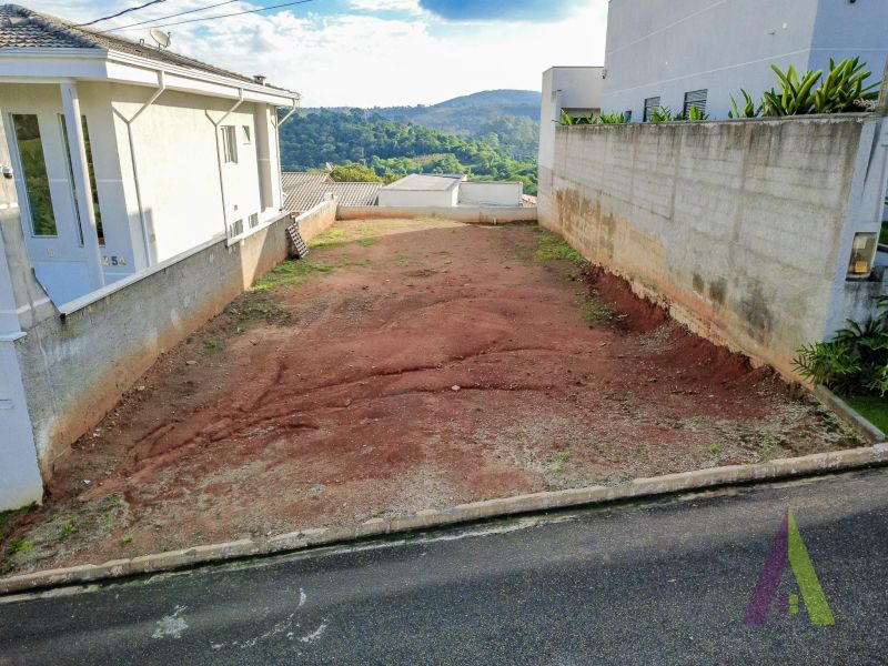 Terreno plano em condomínio fechado em São Roque!