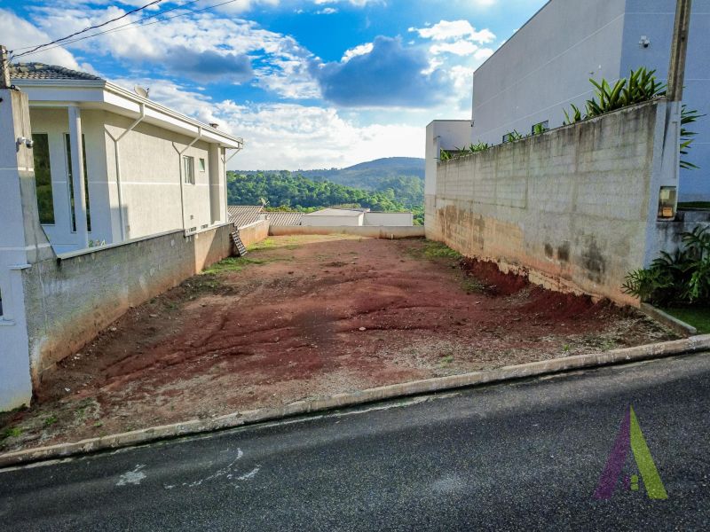 Terreno plano em condomínio fechado em São Roque!