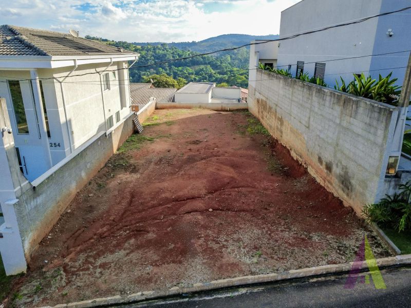 Terreno plano em condomínio fechado em São Roque!