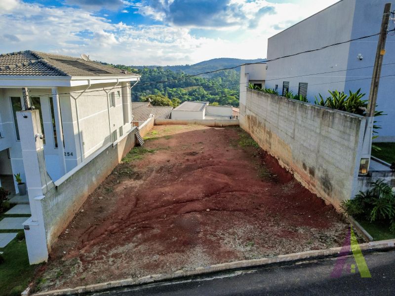 Terreno plano em condomínio fechado em São Roque!