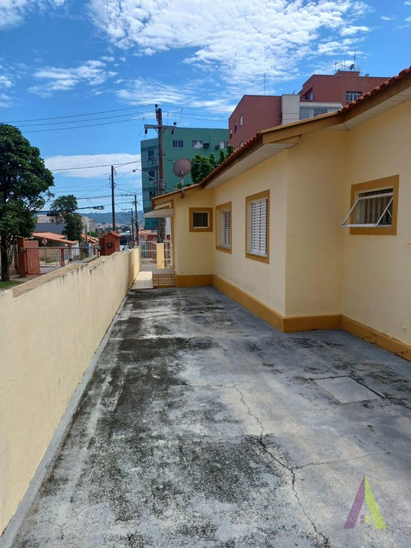 Casa Térrea Comercial em São Roque!