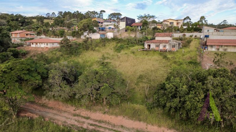 Terreno com casa semi acabada na região do hotel NÓR em São Roque!