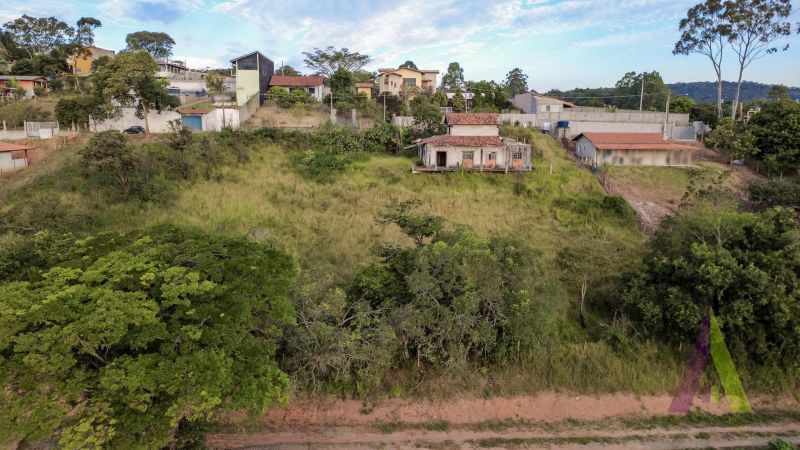 Terreno com casa semi acabada na região do hotel NÓR em São Roque!