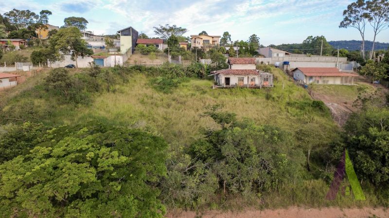 Terreno com casa semi acabada na região do hotel NÓR em São Roque!