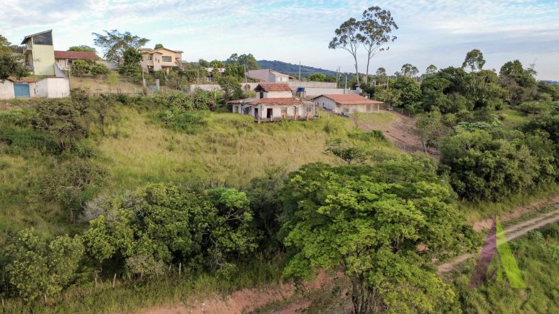 Terreno com casa semi acabada na região do hotel NÓR em São Roque!