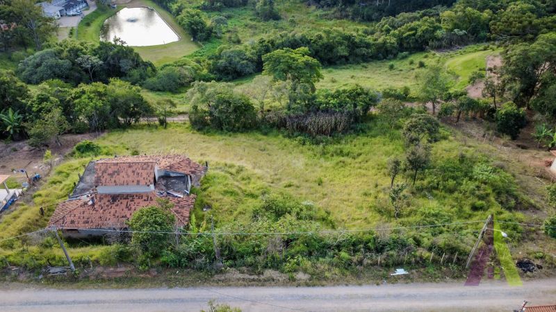 Terreno com casa semi acabada na região do hotel NÓR em São Roque!
