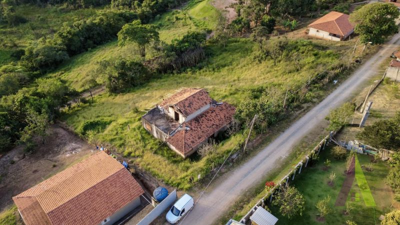 Terreno com casa semi acabada na região do hotel NÓR em São Roque!