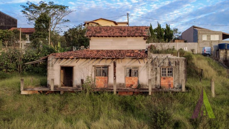 Terreno com casa semi acabada na região do hotel NÓR em São Roque!