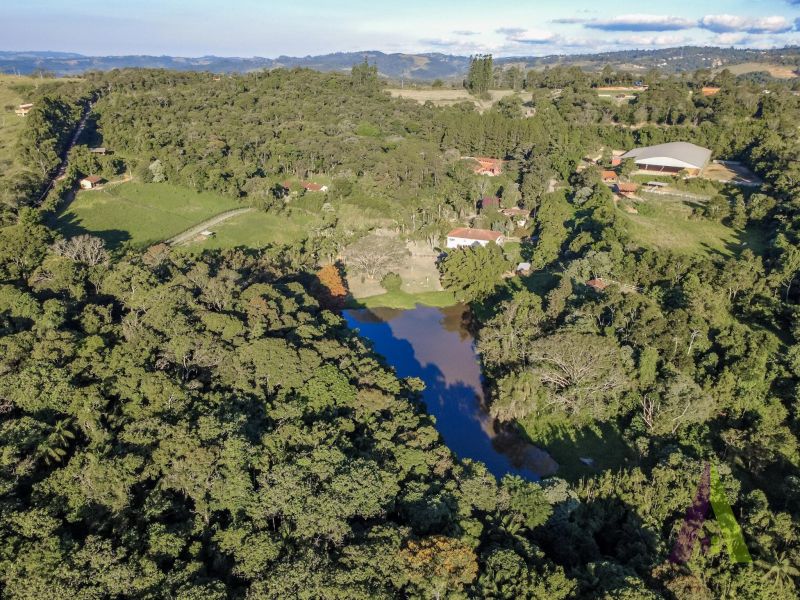 Haras pronto com lago, pista 75m x 35 m e redondel pronto em São Roque!