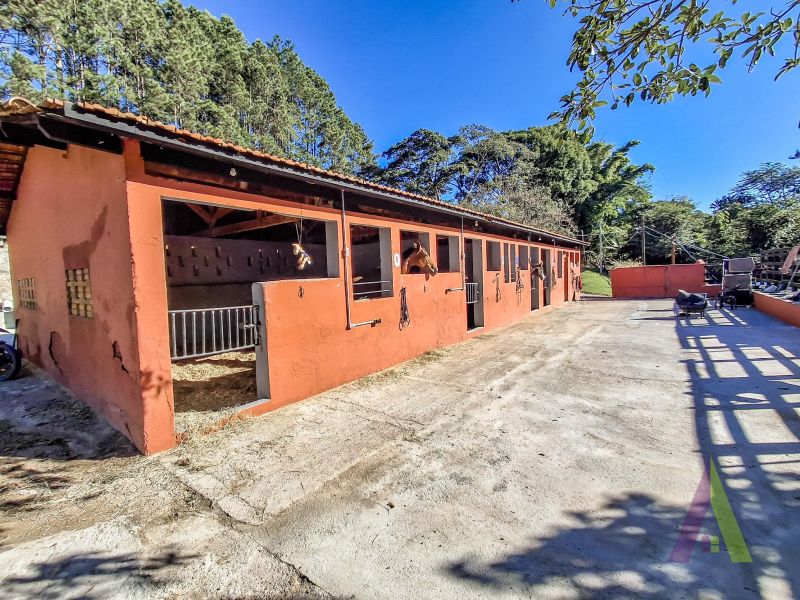 Haras pronto com lago, pista 75m x 35 m e redondel pronto em São Roque!