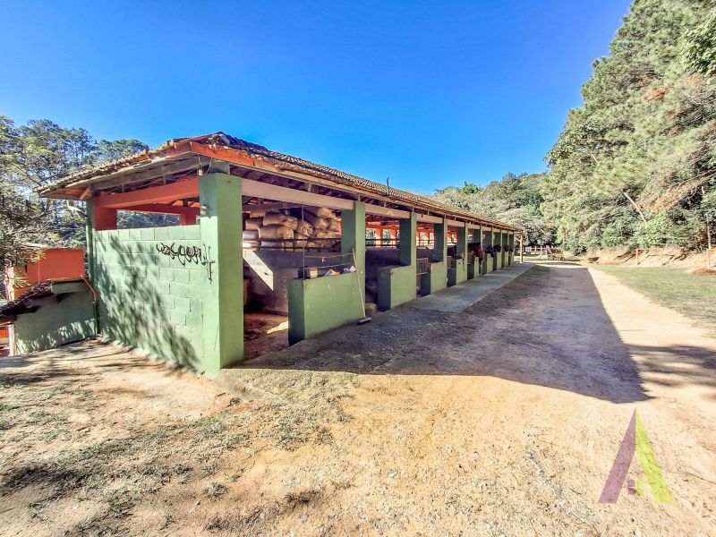 Haras pronto com lago, pista 75m x 35 m e redondel pronto em São Roque!