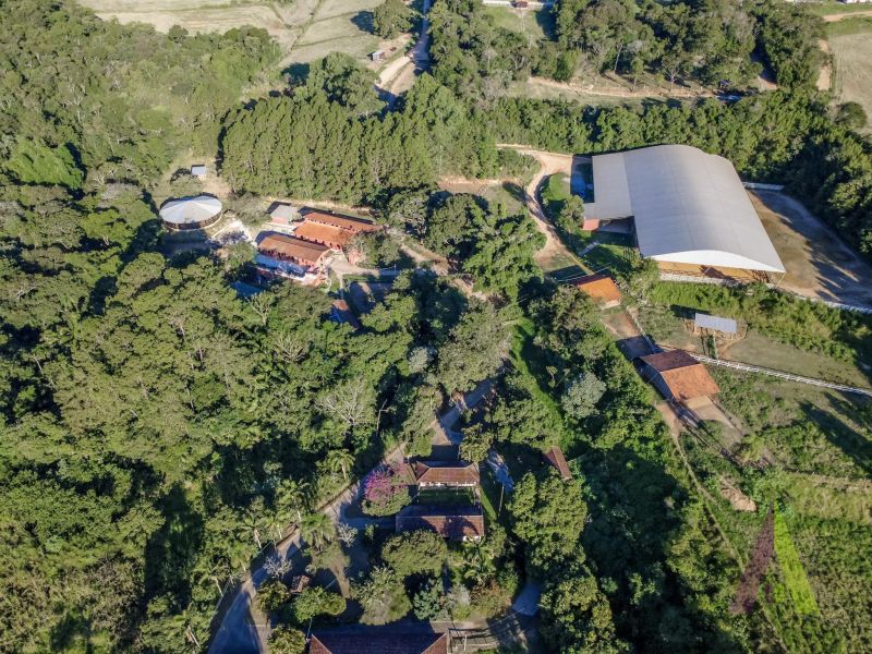 Haras pronto com lago, pista 75m x 35 m e redondel pronto em São Roque!