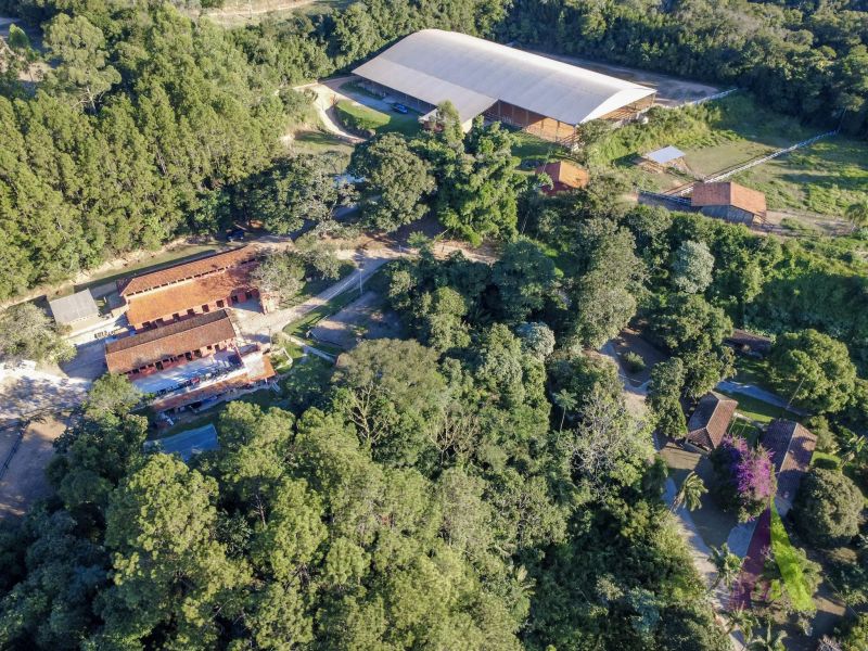 Haras pronto com lago, pista 75m x 35 m e redondel pronto em São Roque!