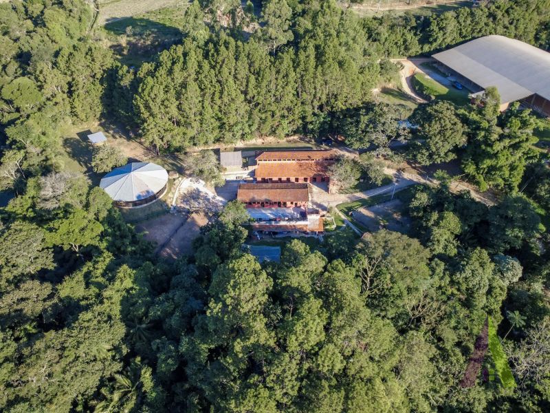 Haras pronto com lago, pista 75m x 35 m e redondel pronto em São Roque!