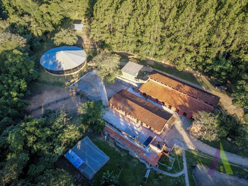 Haras pronto com lago, pista 75m x 35 m e redondel pronto em São Roque!