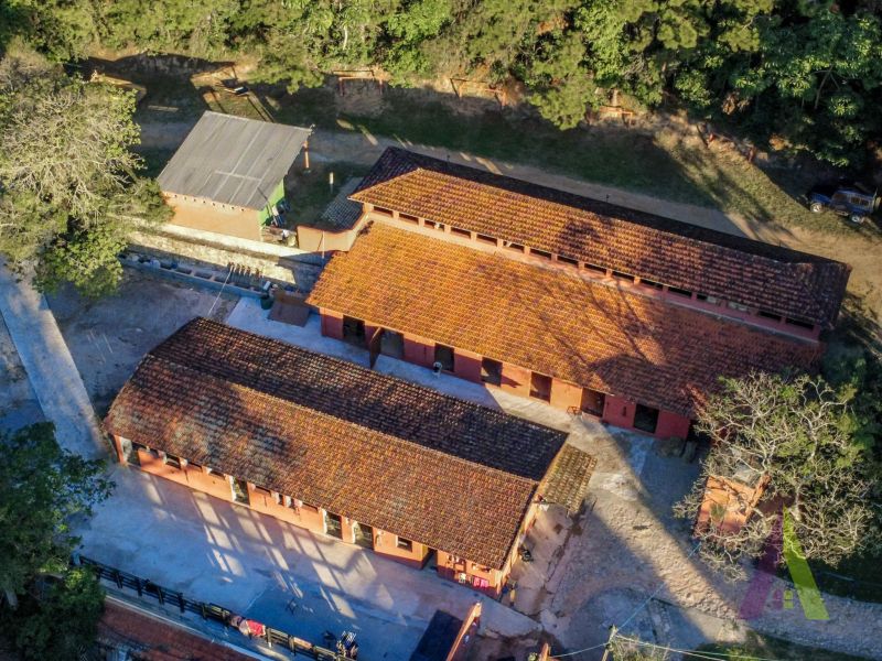 Haras pronto com lago, pista 75m x 35 m e redondel pronto em São Roque!