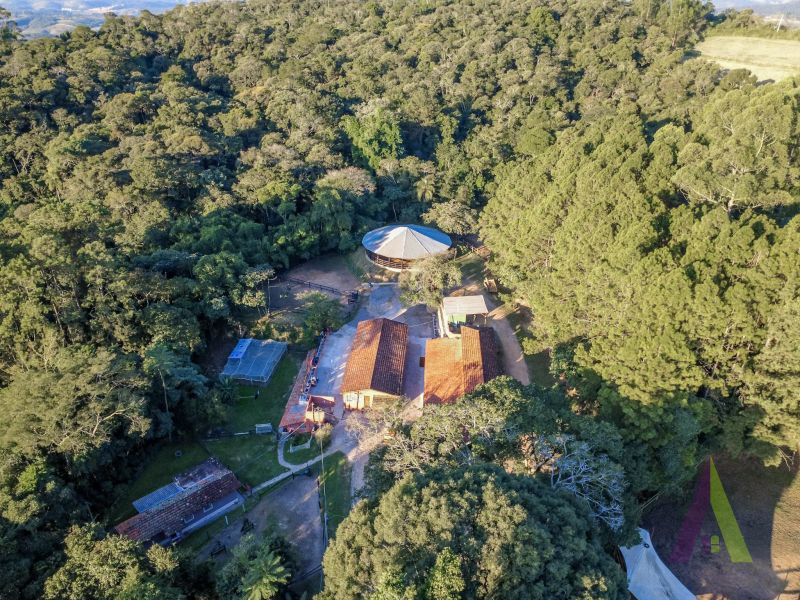 Haras pronto com lago, pista 75m x 35 m e redondel pronto em São Roque!
