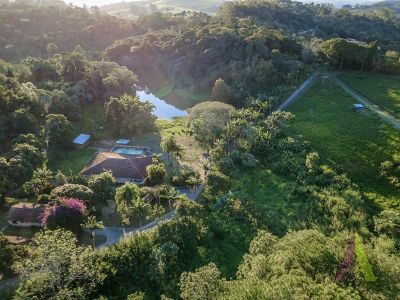 Haras pronto com lago, pista 75m x 35 m e redondel pronto em São Roque!