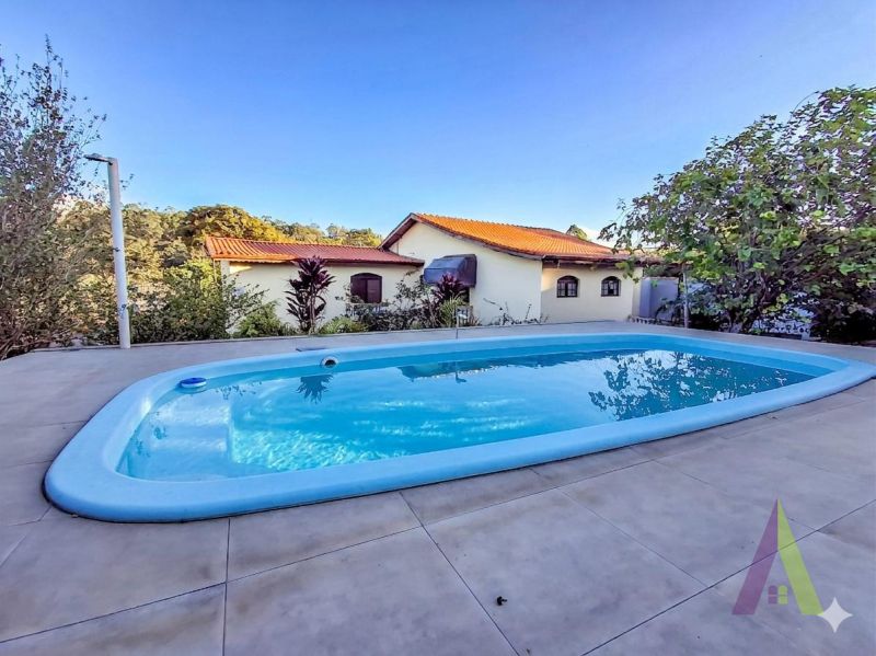 Casa ampla com espaço gourmet completo e piscina em Mairique!