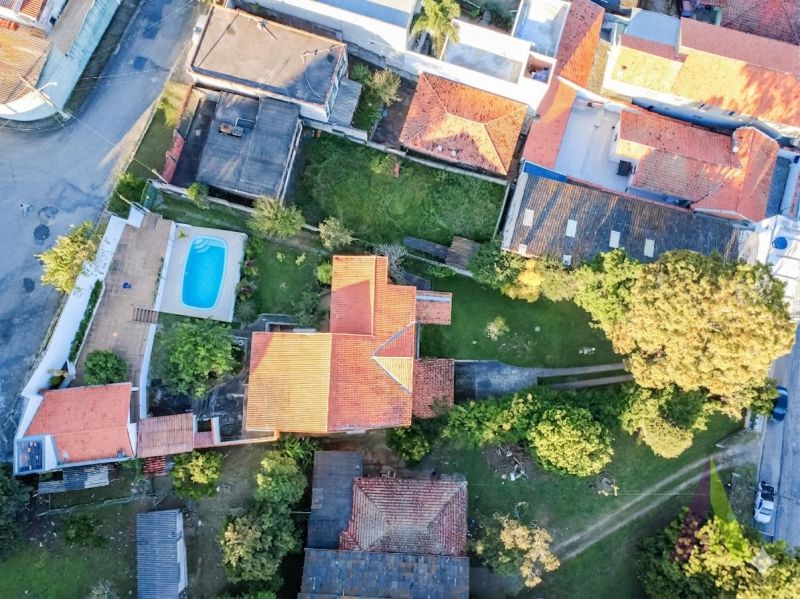 Casa ampla com espaço gourmet completo e piscina em Mairique!