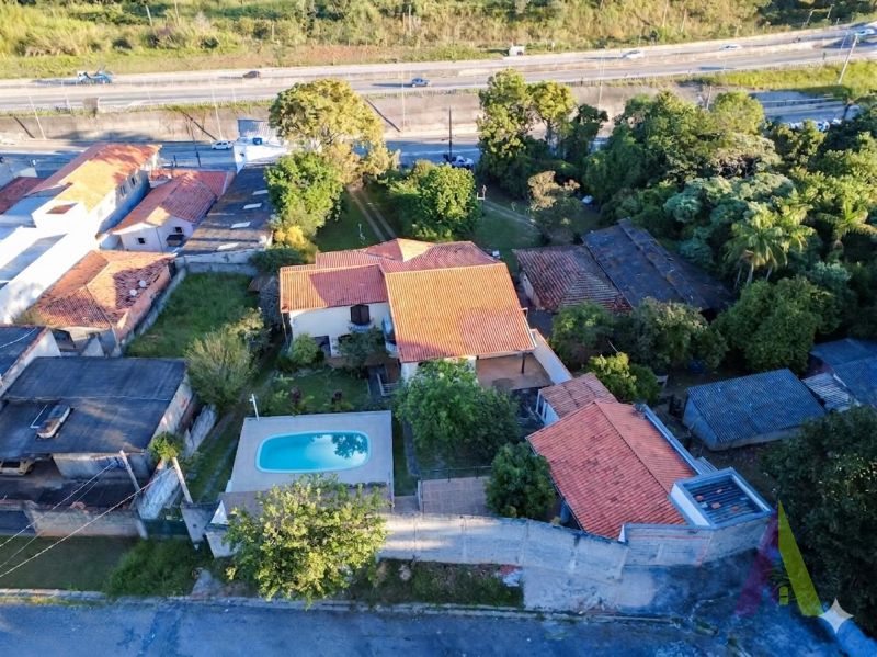 Casa ampla com espaço gourmet completo e piscina em Mairique!