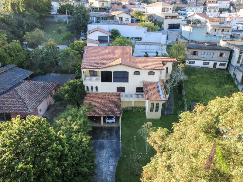 Casa ampla com espaço gourmet completo e piscina em Mairique!