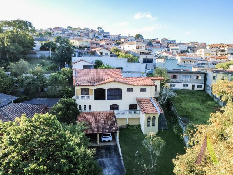Casa ampla com espaço gourmet completo e piscina em Mairique!