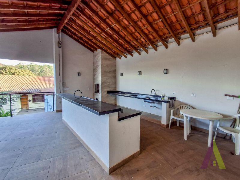Casa ampla com espaço gourmet completo e piscina em Mairique!