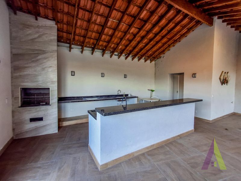 Casa ampla com espaço gourmet completo e piscina em Mairique!