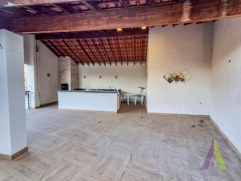 Casa ampla com espaço gourmet completo e piscina em Mairique!