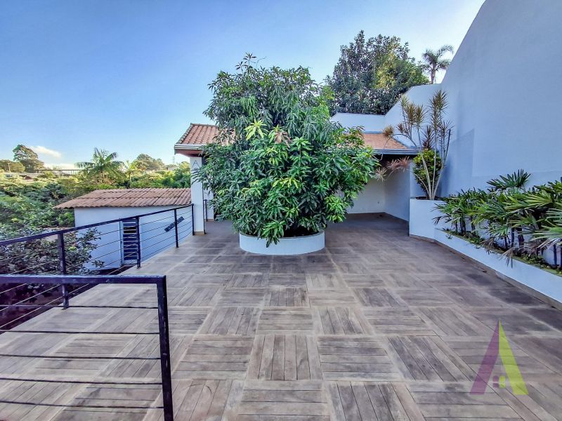 Casa ampla com espaço gourmet completo e piscina em Mairique!