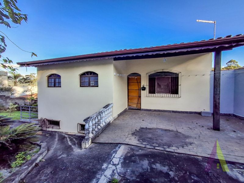 Casa ampla com espaço gourmet completo e piscina em Mairique!