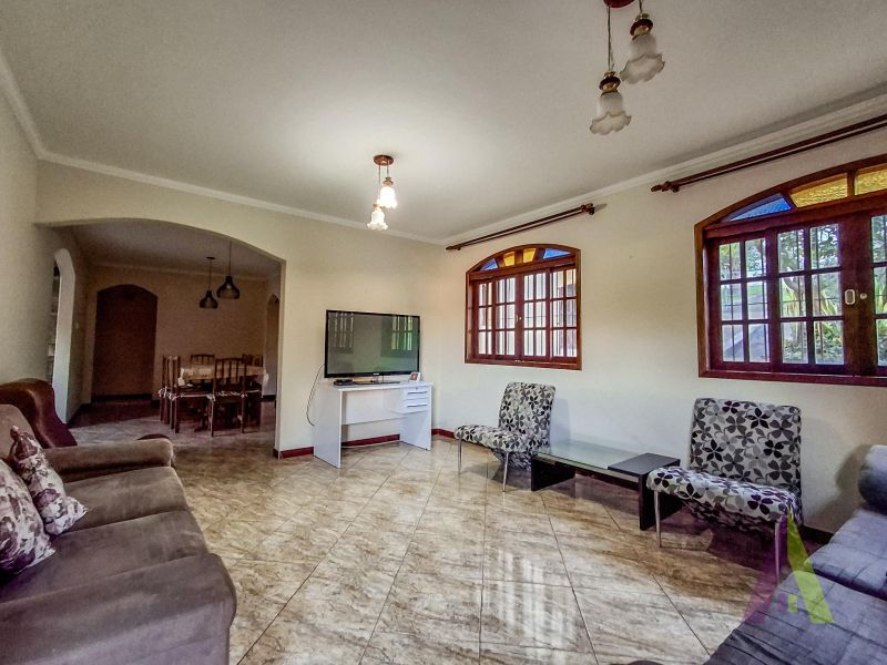 Casa ampla com espaço gourmet completo e piscina em Mairique!