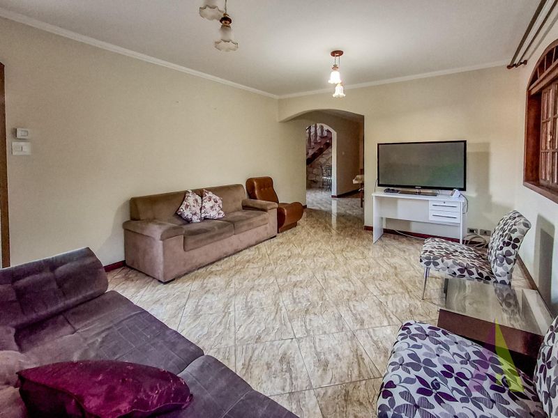 Casa ampla com espaço gourmet completo e piscina em Mairique!