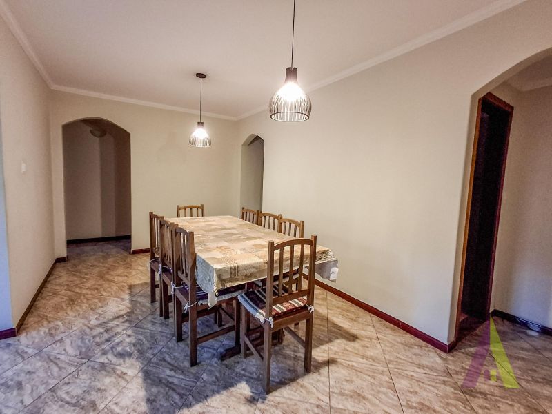 Casa ampla com espaço gourmet completo e piscina em Mairique!
