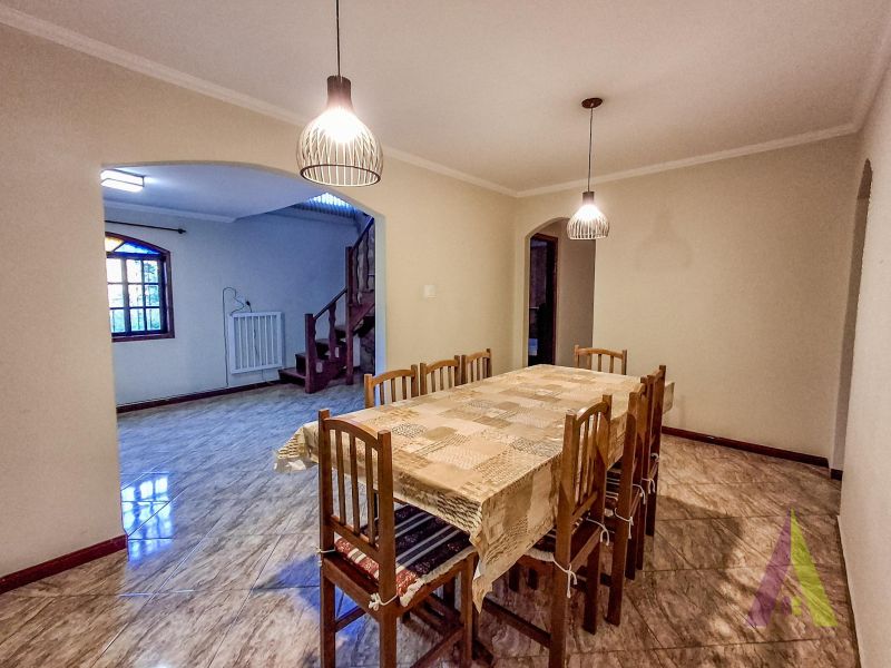 Casa ampla com espaço gourmet completo e piscina em Mairique!