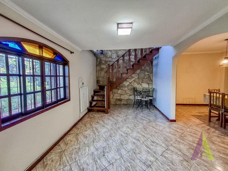 Casa ampla com espaço gourmet completo e piscina em Mairique!
