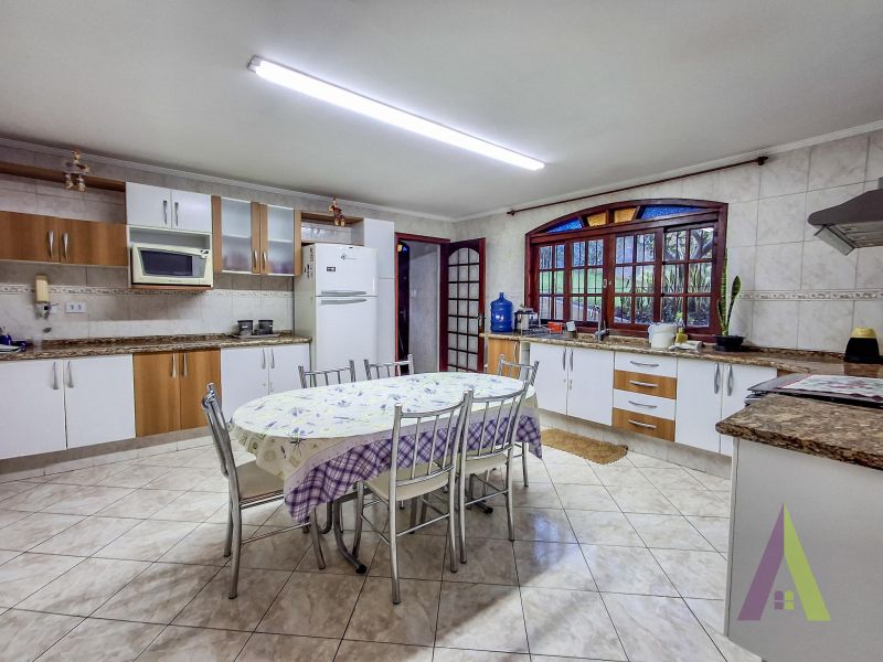 Casa ampla com espaço gourmet completo e piscina em Mairique!