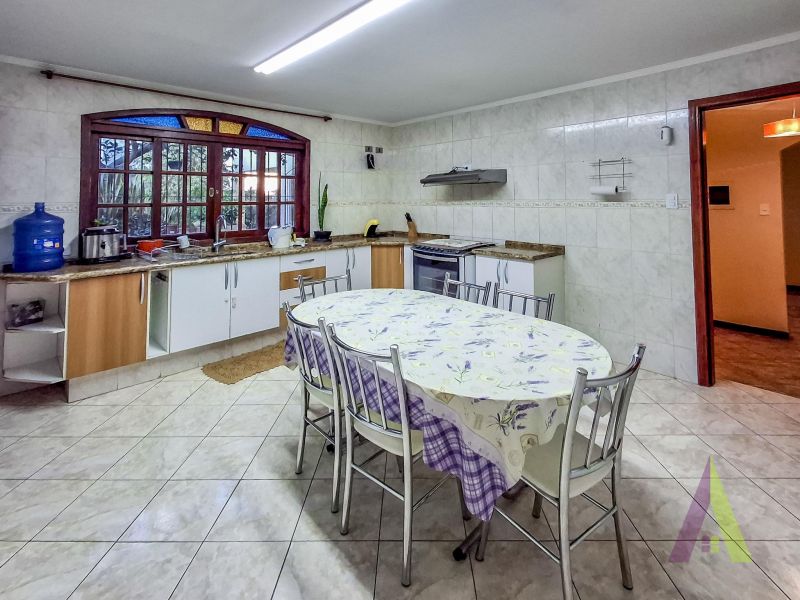 Casa ampla com espaço gourmet completo e piscina em Mairique!