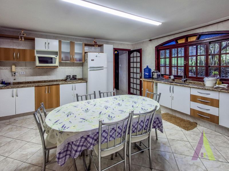 Casa ampla com espaço gourmet completo e piscina em Mairique!