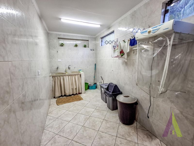 Casa ampla com espaço gourmet completo e piscina em Mairique!