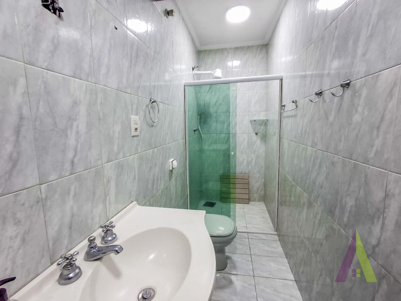 Casa ampla com espaço gourmet completo e piscina em Mairique!